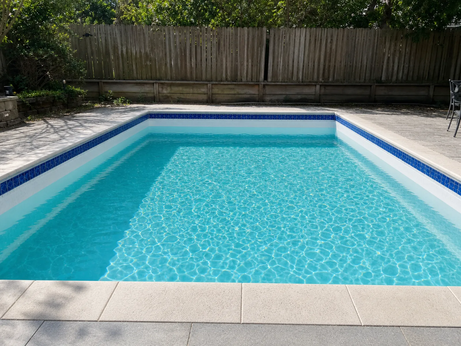 La misma piscina ya trabajada: agua cristalina, azulejo limpio y todo funcionando